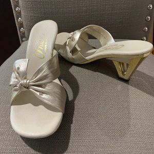 Beautiful Onex Italian Leather W/ Gold Heel Size 6